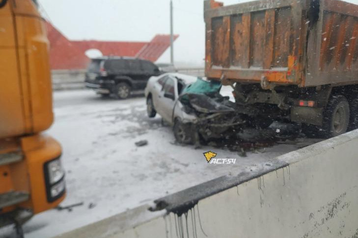 Лихач на седане врезался в КамАЗ на Бугринском мосту в Новосибирске