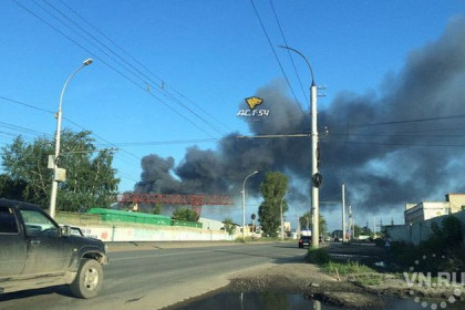Ленинский район заволокло дымом от горящего склада