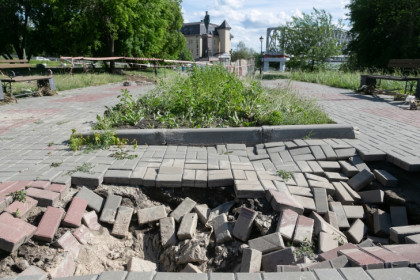 Тротуар починят после провала поливальной машины под окнами мэрии Новосибирска