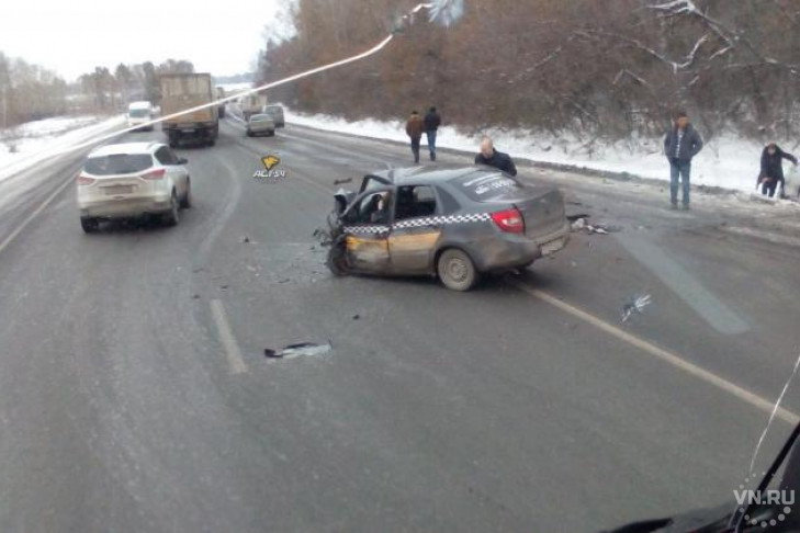 Таксист погиб на трассе под Новосибирском, пострадали четверо