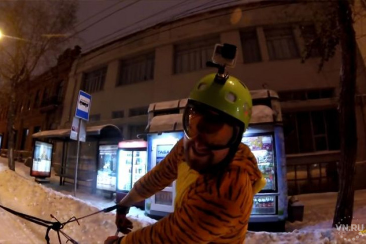 Тигр на лыжах проехал по Красному проспекту в Новосибирске