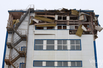 Мощный взрыв снес два этажа здания в промзоне Новосибирска