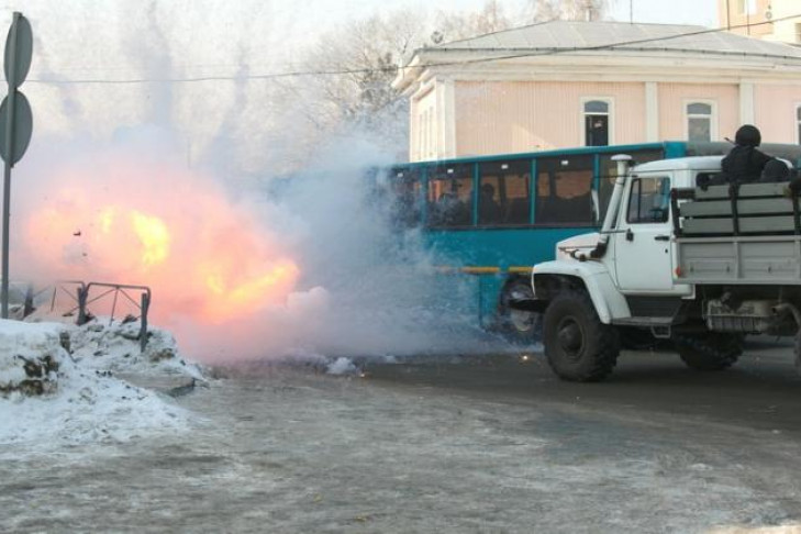 Автобус взяли штурмом на автовокзале Новосибирска