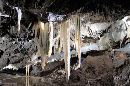 100 кг мусора туристов из красивейшей пещеры Алтая вынесли спелеологи