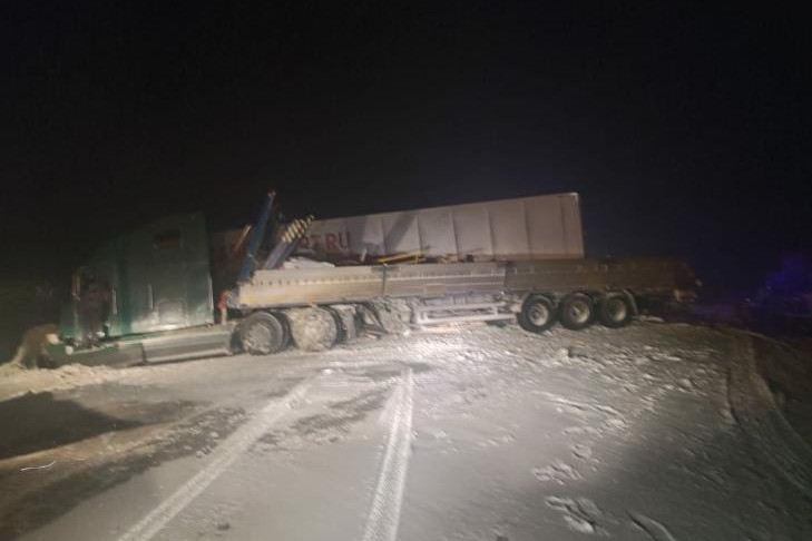Водитель грузового Мерседеса погиб на трассе под Новосибирском