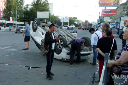 Toyota опрокинулась на крышу в центре Новосибирска