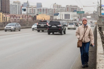В Новосибирске водителям отменили 25 штрафов из-за ошибки камеры на Октябрьском мосту