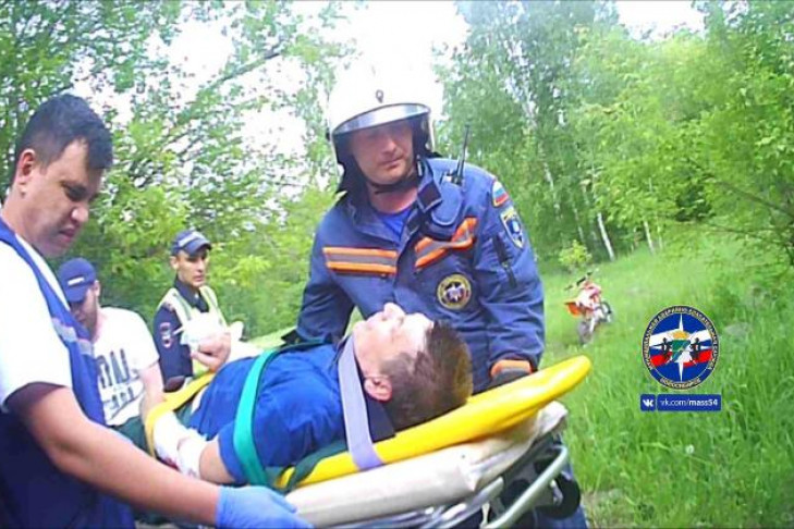 Пенсионер на крутом байке сломал три конечности в новосибирском овраге 