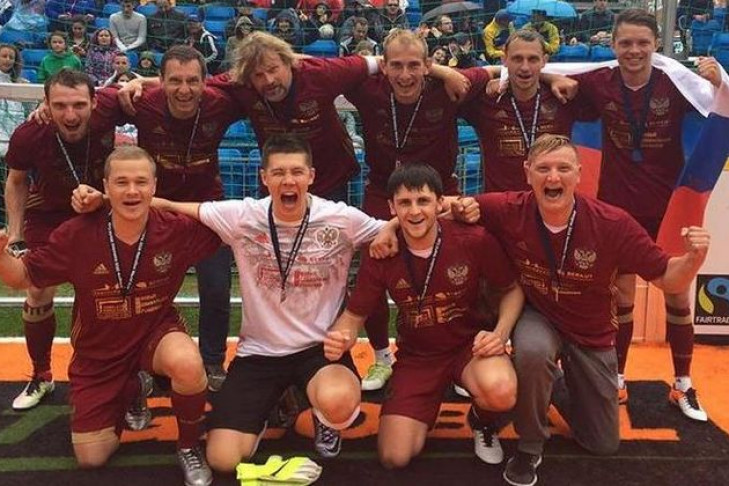 На чемпионате мира по футболу среди бездомных в Глазго новосибирцы завоевали бронзу