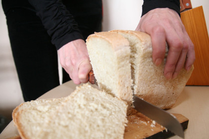 Пенсионеры устроили давку за бесплатным хлебом