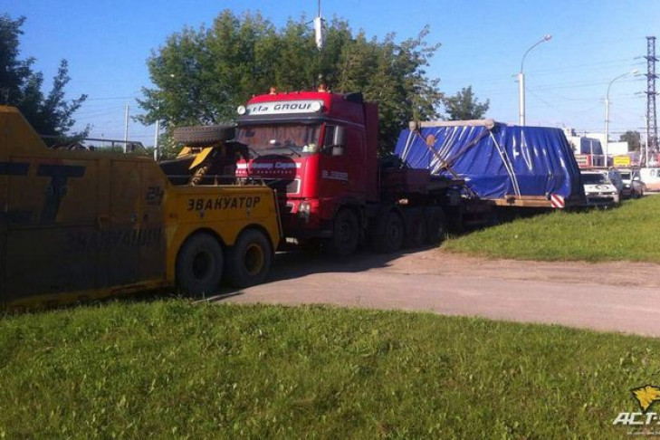 Тягач Volvo с негабаритным грузом увез грузовой  эвакуатор в Новосибирске