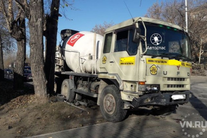 Автомиксер без тормозов снес светофор, знаки и забор в Новосибирске   