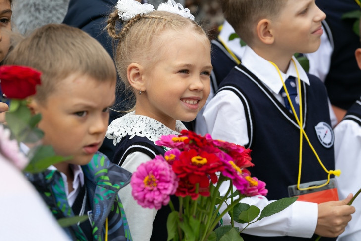 Букеты с подсветкой и колбасу дарят учителям на 1 сентября в Новосибирске