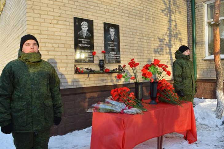 Ефрейтору Нестеренко и рядовому Ларину открыли мемориальные доски в Куйбышеве