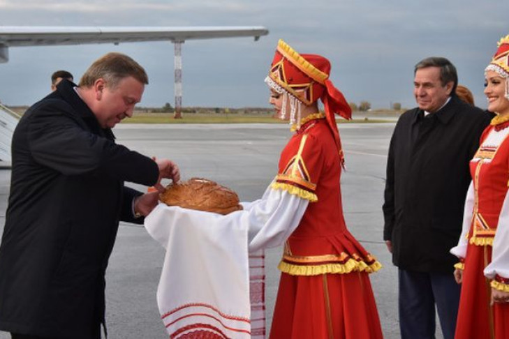 Хлебом и солью встретили премьер-министра Белоруссии в Новосибирске