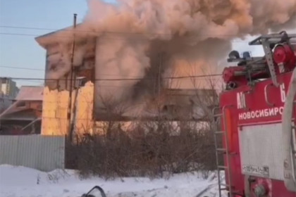 Ребенка с крыши горящего дома спасли в Новосибирске