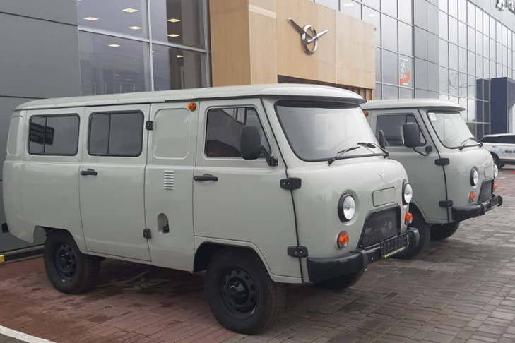 Девять автомобилей УАЗ, тепловизионные прицелы и аппарат ИВЛ направила Новосибирская область в зону СВО