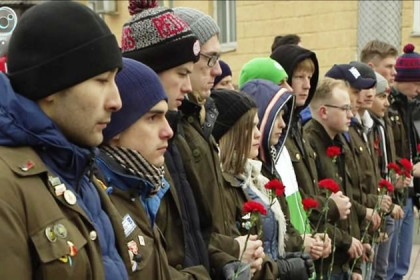 Цветы к стеле, посвященной подвигу ленинградцев, возложили студотрядовцы
