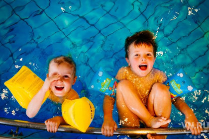 Дети учатся плавать раньше, чем говорить