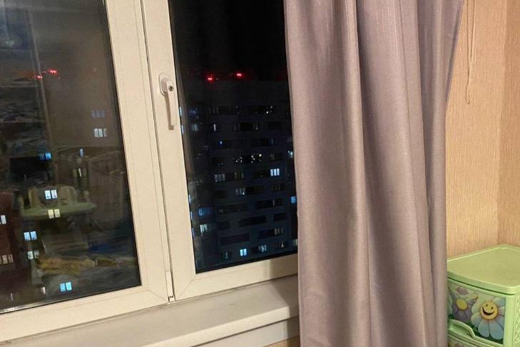 В Новосибирске годовалый малыш упал на траву с 18 этажа и выжил