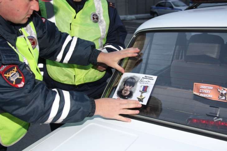 Необычные наклейки появились на полицейских автомобилях