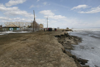 Обское море размыло футбольное поле перед домами в Красном Яре