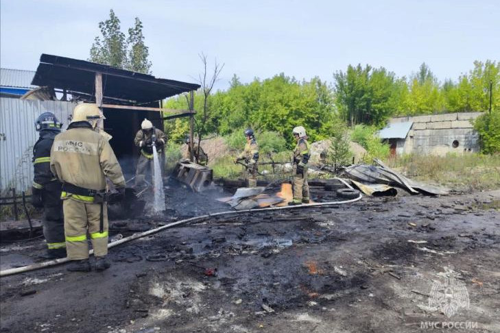 Мужчина обгорел после пожара на складе пиротехники в Новосибирске