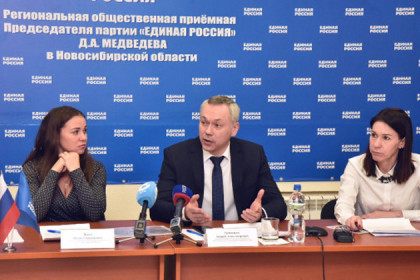 Андрей Травников предложил использовать опыт мобильной общественной приемной губернатора в работе отделения «Единой России»