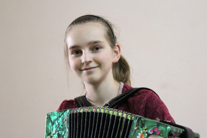 Лихо играет на гармони семиклассница-отличница из Петровки