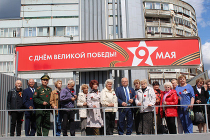 Глава Центрального округа Канунников возложил цветы к ранее демонтированной стеле в Новосибирске