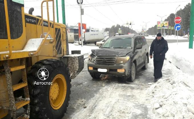 Священник на Toyota Land Cruiser попал в ДТП на заправке
