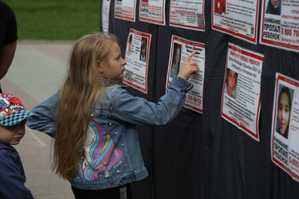 Портреты пропавших детей появились в Нарымском сквере