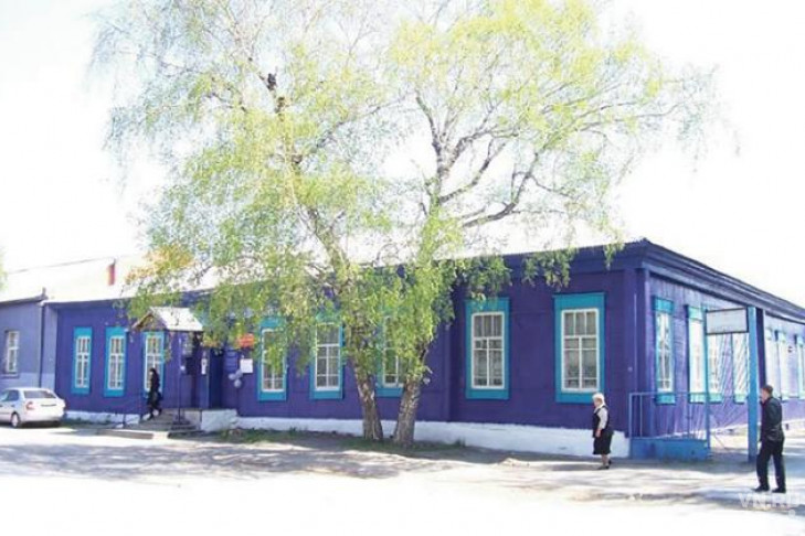 В Колывани сохранилось здание почты, в котором в 1890 по пути на Сахалин побывал Чехов