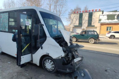 Пять человек пострадали в аварии грузовика и маршрутки № 44 в Новосибирске