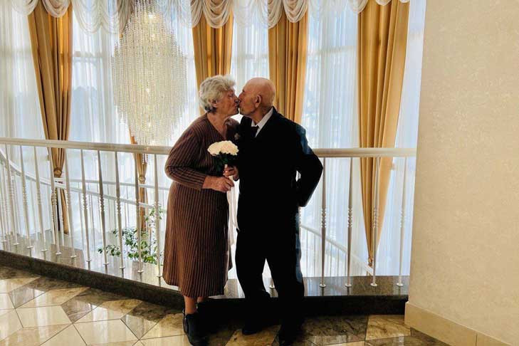 Обладатели семи правнуков поцеловались в ЗАГСе Новосибирска