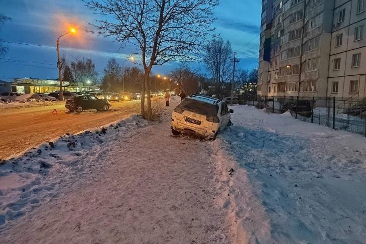 Водитель Лексуса в Новосибирске насмерть сбил женщину на тротуаре