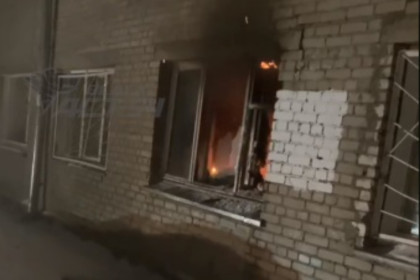 Жильцы общежития на КСМе эвакуировались ночью из-за пожара в Новосибирске