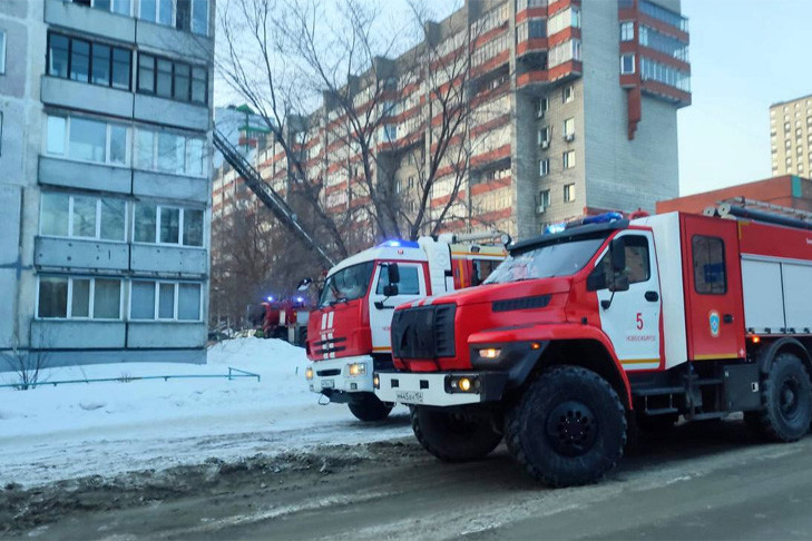 Сотрудники МЧС спасли 18 человек во время пожара в Новосибирске