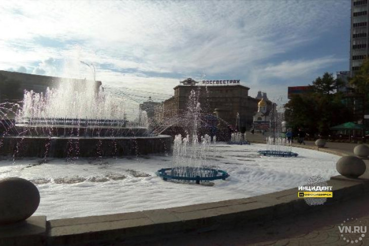 Мыльной пеной забил фонтан в Первомайском сквере
