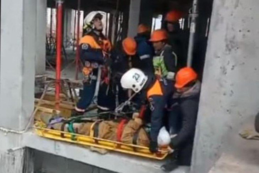 Пенсионер-строитель сорвался с высоты на улице Кедровой в Новосибирске