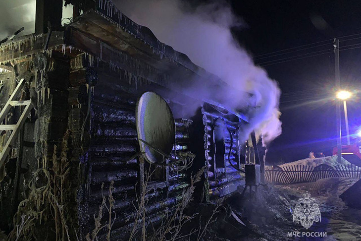 Двухэтажный барак на Тихвинской сгорел в Новосибирске