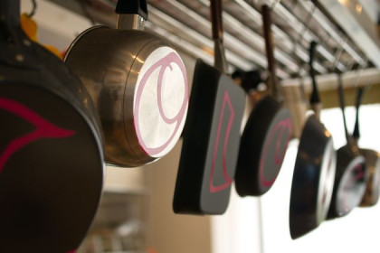 Сковородки за 150 тысяч продавали на кулинарном шоу в Искитиме