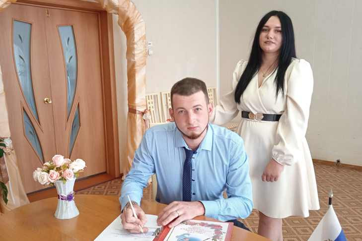 Сибиряки начали жениться перед возвращением из отпуска в зону СВО