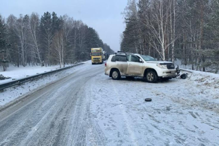 Водитель Toyota Land Cruiser погиб на месте ДТП с фурой под Новосибирском