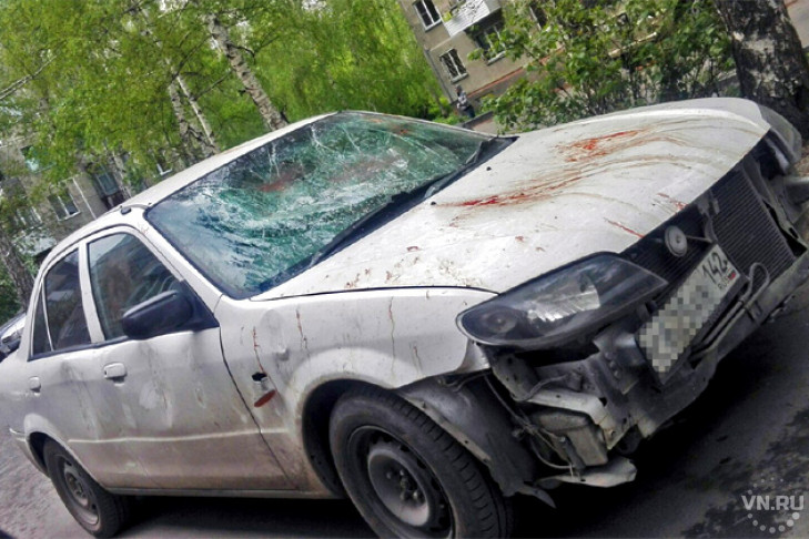 Бывший муж кулаками избил автомобиль жены