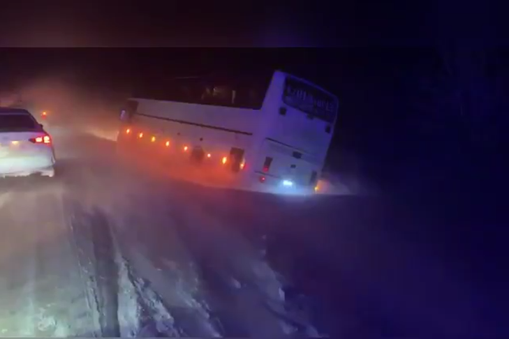 Автобус из Казахстана сломался в мороз на трассе под Новосибирском