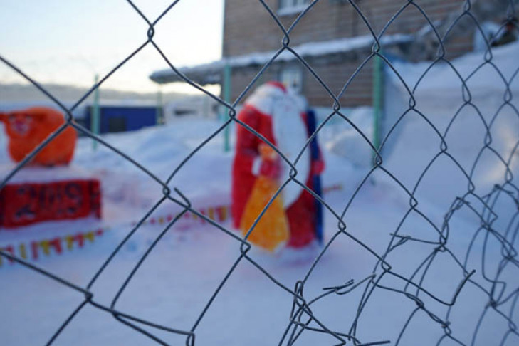 124 снежные фигуры за колючей проволокой: фоторепортаж из тюрьмы