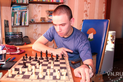 Подросток с ограниченными возможностями обыгрывает компьютер в шахматы