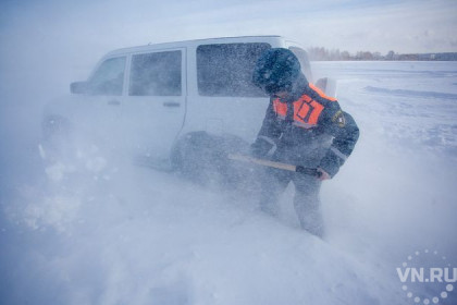 Занесенные снегом машины с рыбаками нашли на берегу озера Кривое
