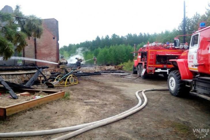 Крупный пожар на базе отдыха в Абрашино потушили спасатели